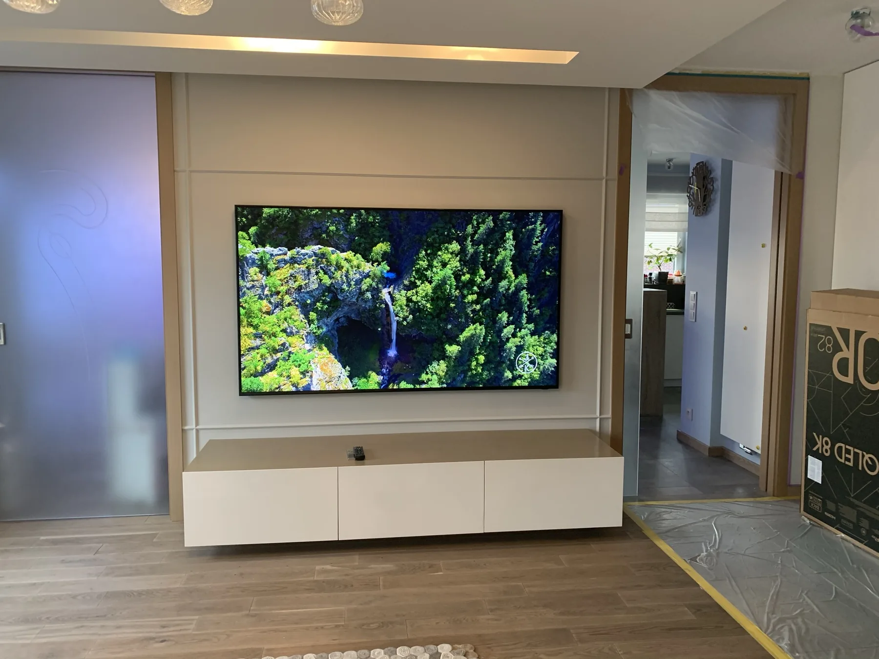 Telewizor zamontowany na ścianie