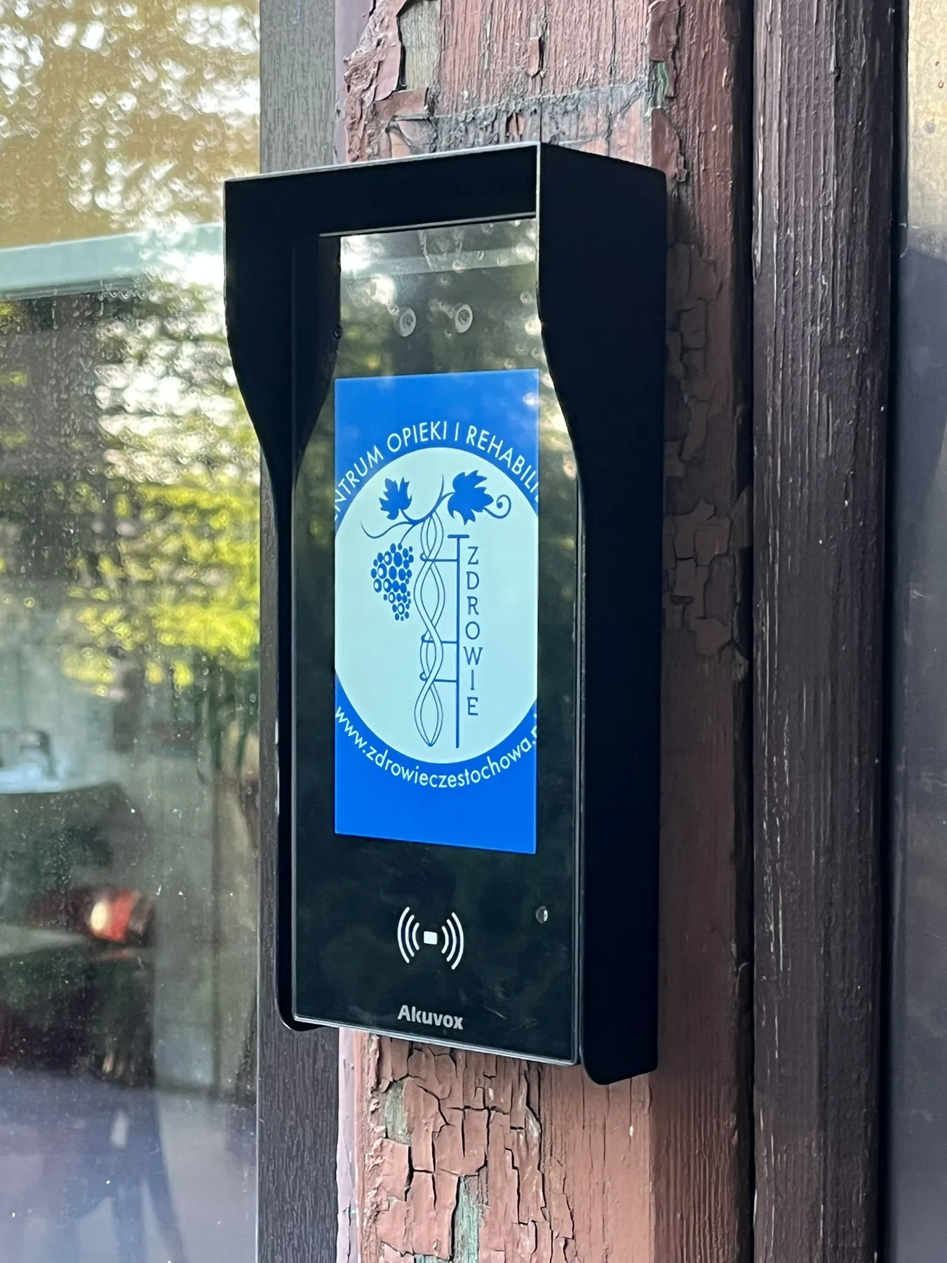 Panel wideodomofonu zamontowany na elewacji